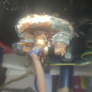 חיבורים חלודים בצנרת של דוד שמש