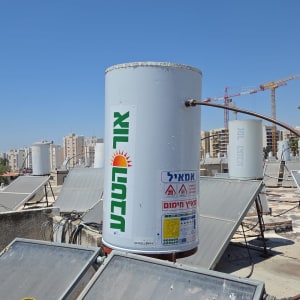 דוד שמש על גג עם קולטים