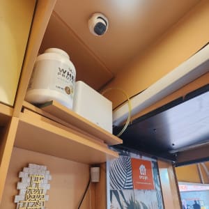 מצלמת אבטחה מותקנת על תקרה בחדר