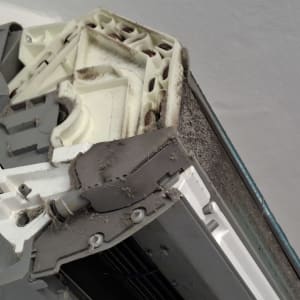 יחידת מזגן עם אבק ולכלוך על חלקים פנימיים