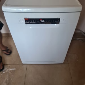 מדיח כלים עם תצוגה דיגיטלית ופאנל שליטה