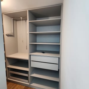 ארון בגדים עם מדפים ומגירות בחדר
