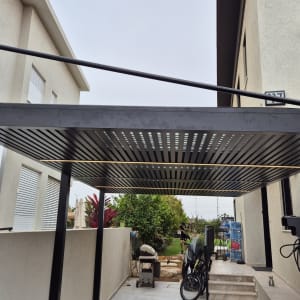 פרגולה מאלומיניום עם קורות אופקיות שחורות