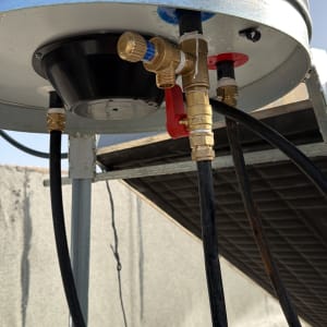 חלקים תחתונים של דוד שמש עם צינורות וחיבורים