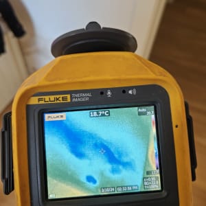 מד חום תרמי מציג אזורים כחולים וירוקים