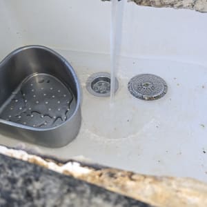 כיור עם מים זורמים וניקוז