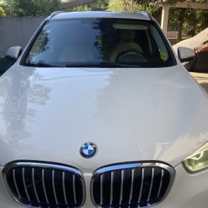חזית רכב BMW לבן עם פנסים דולקים
