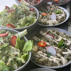 סלטים טריים עם ירקות, רטבים ותבלינים