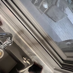 כיור מטבח עם ברז וספוג שחור לניקוי