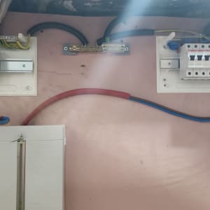 לוח חשמל עם מפסקים וחוטי חשמל צבעוניים