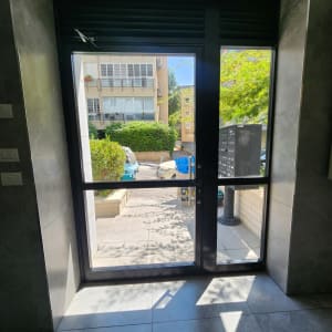 דלת אלומיניום עם חלונות זכוכית שקופים