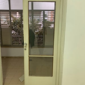 דלת עם זכוכית שקופה ומסגרת עץ