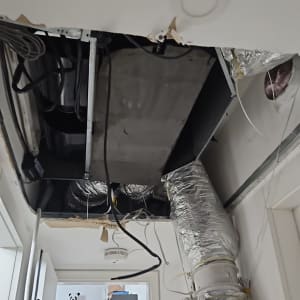 תקרת גבס פתוחה עם צינורות וחוטים חשמליים