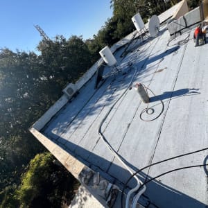 גג עם יריעות איטום, צינור וגזיה