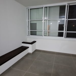 חדר ריק עם חלונות גדולים ורצפה נקייה