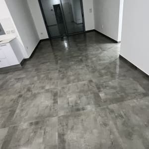 רצפה נקייה ומבריקה בחדר ריק עם חלון גדול