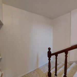 קיר גבס לבן ליד מדרגות עץ