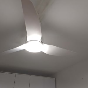 מאוורר תקרה עם תאורה דולקת בחדר