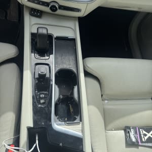 תא נוסעים של רכב עם לכלוך ופריטים שונים