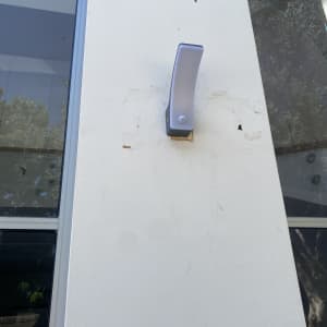 התקנת גוף תאורה חיצוני מודרני על קיר מבנה