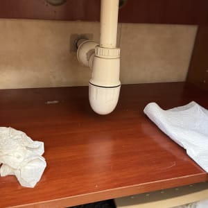 צינור ניקוז מתחת לכיור עם מגבות נייר