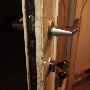 מנעול דלת עם ידית ומפתח תקוע