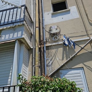 צינורות חיצוניים על קיר בניין