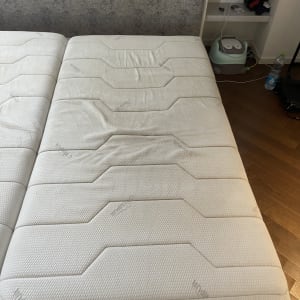 מזרן לבן נקי על רצפת עץ