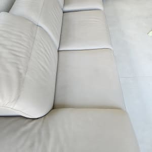 ספה בהירה עם ריפוד עור נקי ומסודר