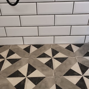 אריחי קיר ורצפה בעיצוב גיאומטרי בשירותים