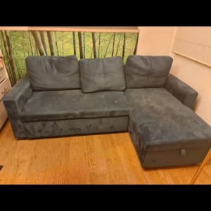 ספה אפורה עם כריות על רצפת עץ