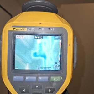 מצלמה תרמית פלוק מציגה תמונת חום על מסך