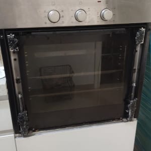 תנור אפייה עם דלת פתוחה ומיקרוגל מעליו