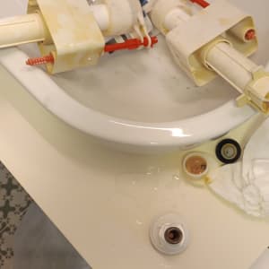 חלקי ברז מפורקים על כיור עם כלים