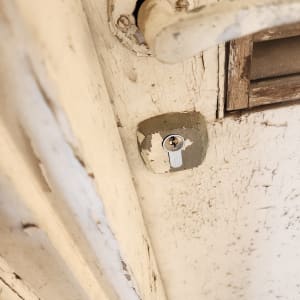 מנעול על דלת ישנה עם ידית מתכת