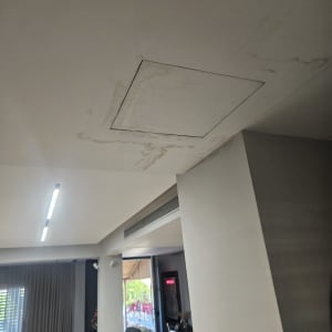 כתם רטיבות בתקרה בבית מגורים