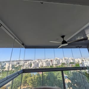מרפסת עם תקרה מאווררת ונוף עירוני
