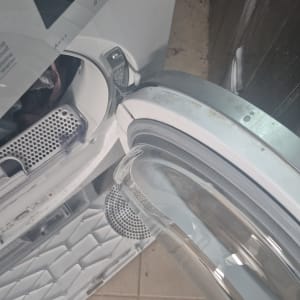 מייבש כביסה עם דלת פתוחה על רצפה