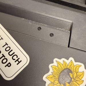 מדבקות על מכשיר אלקטרוני עם כיתוב ואיור חמניה