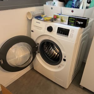 מכונת כביסה פתוחה עם מוצרים על גבה