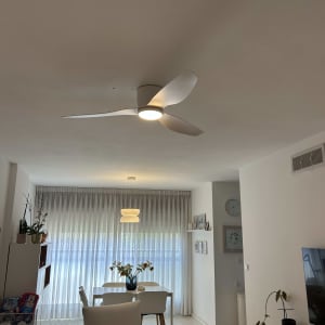 מאוורר תקרה מואר בחדר מגורים מודרני עם ריהוט בהיר