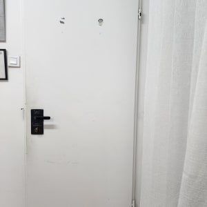 דלת עם מנעול שחור ללא אנשים או טקסט