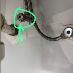 צינור מים עם חיבורי אינסטלציה מתחת לכיור