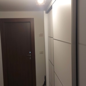 מנורה מותקנת בתקרה במסדרון עם דלת וארון