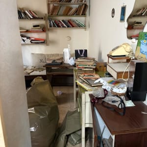 שקיות אשפה גדולות בחדר עם ספרים על מדפים