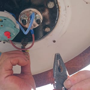 חיבור חוטים לדוד שמש עם כלי עבודה