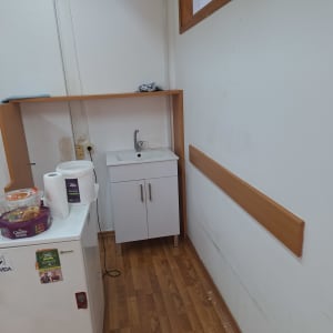 כיור קטן עם ארון ומקרר קטן בחדר