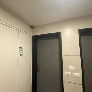 מצלמת אבטחה מותקנת בפינת תקרה ליד דלת