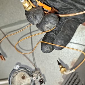 כבל נחושת עם מחברים ביד כפפה שחורה