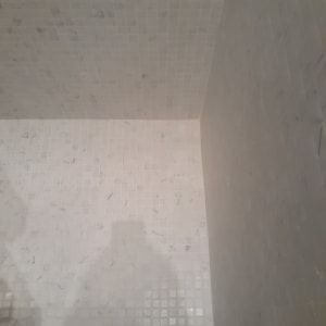 קיר ורצפת אריחים נקיים בחדר אמבטיה